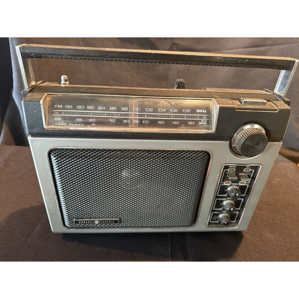 General Electric 7-2880B Long Range Super Radio - Black/Silver